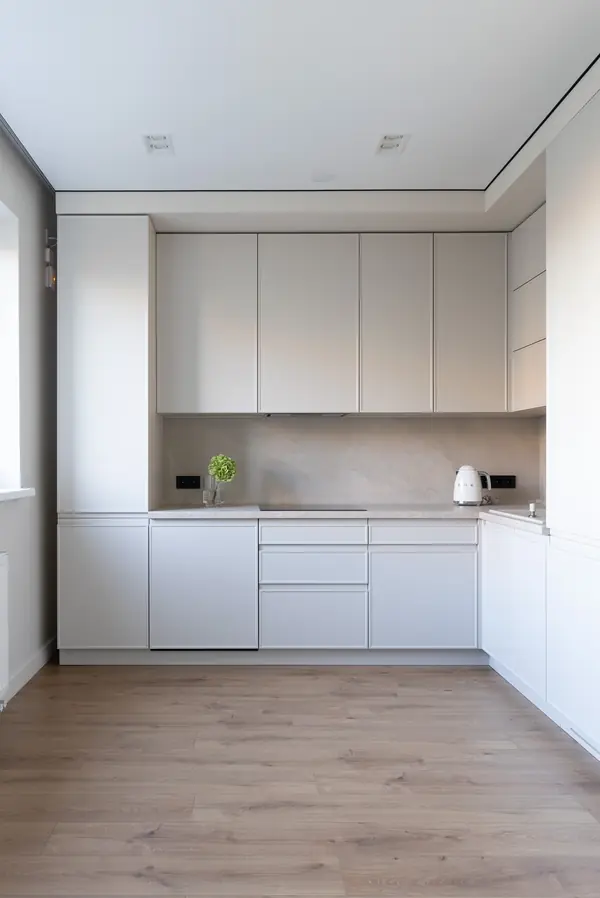 Монохромная кухня до потолка с интересными решениями