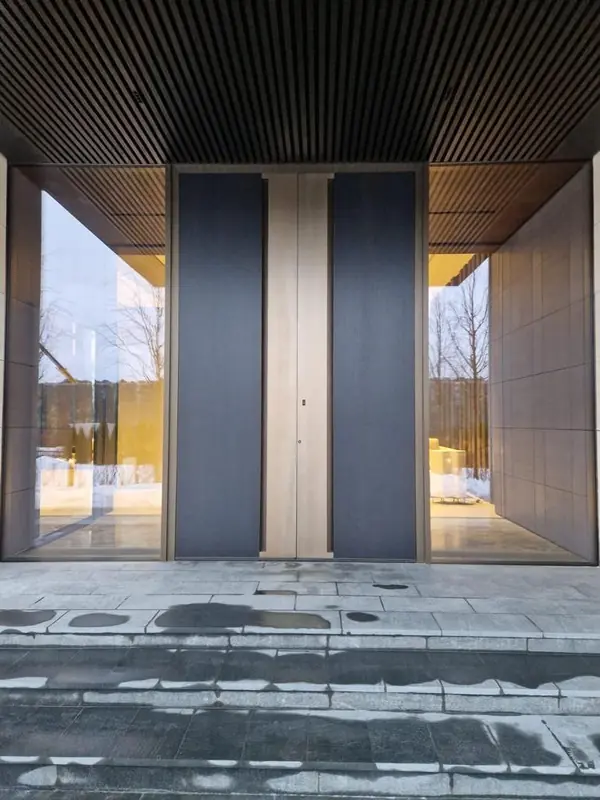 Облицовка входной двери из натурального шпона дуба