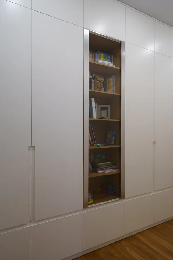 Длинный шкаф для длинного коридора