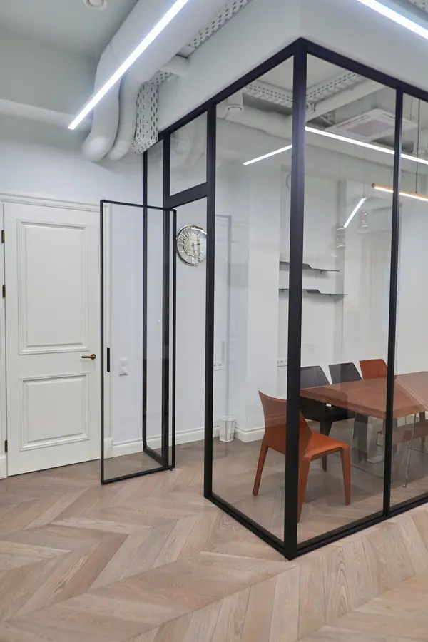 Угловая стеклянная перегородка raumplus в офис