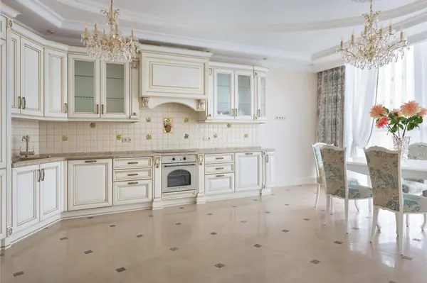 Кухня в светлых тонах