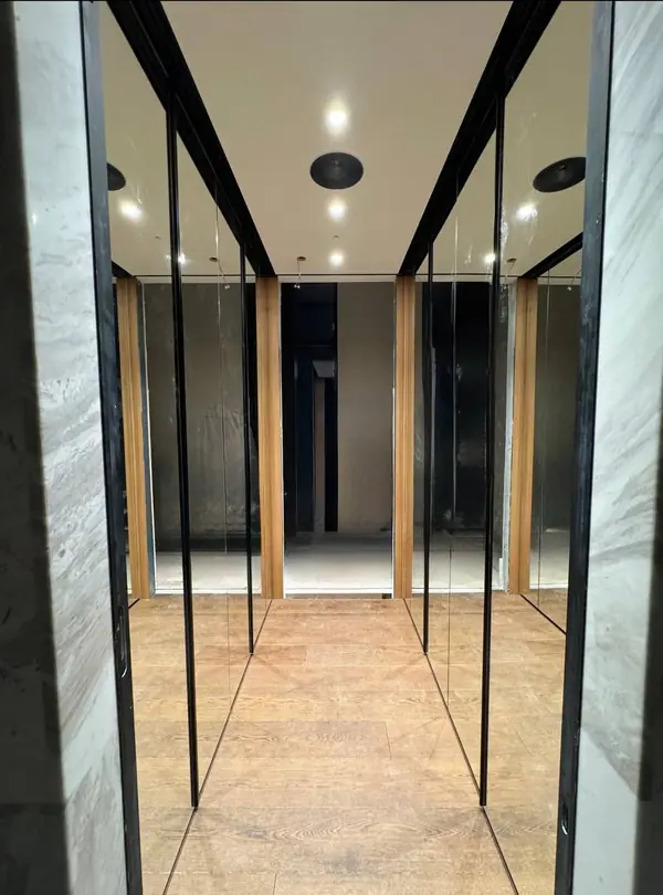 Гардеробная с зеркальными дверями