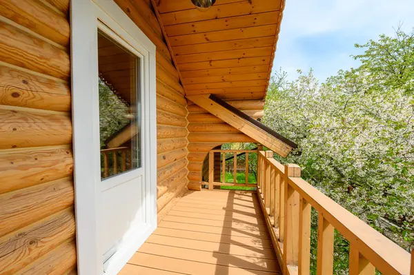 отделка дома из оцилиндрованного бревна