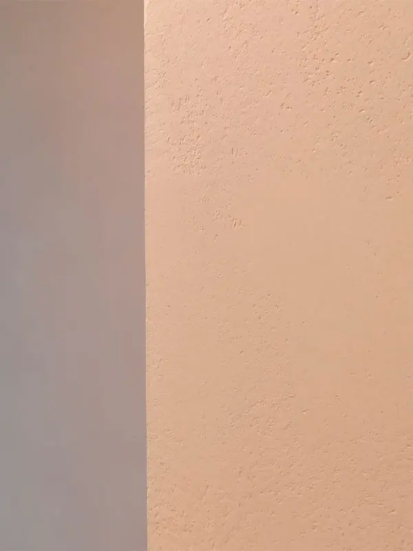 Фактурная штукатурка в интерьере квартиры в Москве в персиковой оттенке