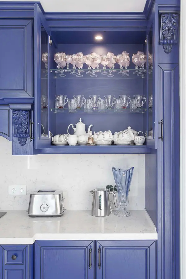 Кухня королевского синего цвета, массив ясеня, классика.