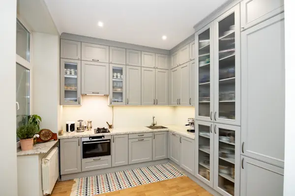 Светло-серая кухня в классическом стиле