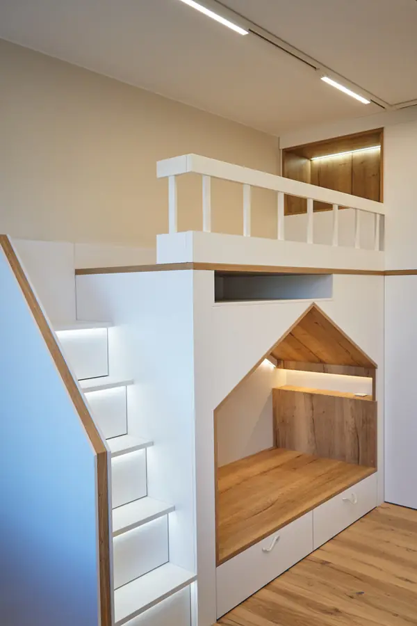 Детская двухъярусная кровать-домик с системами хранения от raumplus