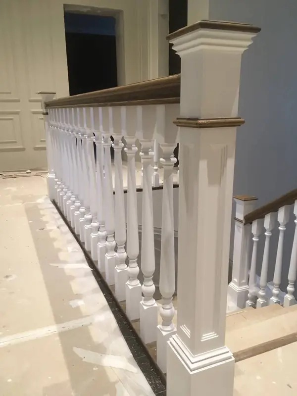 Лестница из массива дуба взагородный дом