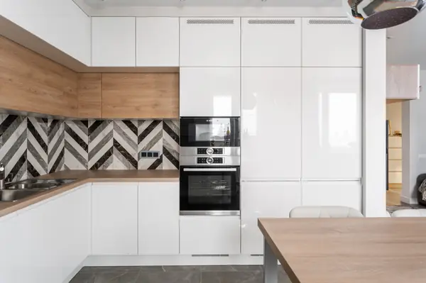 Классическая белая кухня с акцентным фартуком