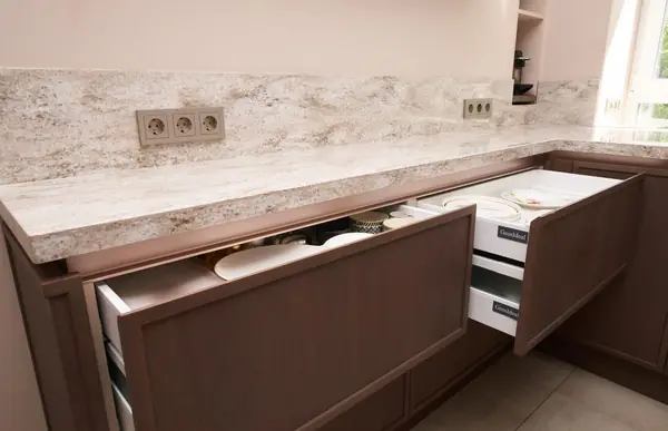 Кухня Петра с древесной текстурой от дизайнера