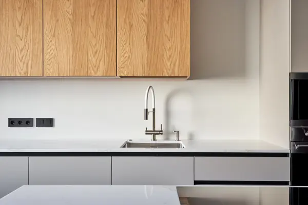 Кухня FENIX и шпон