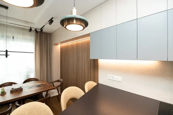 Современная кухня-гостиная с необычной барной стойкой и ТВ-зоной