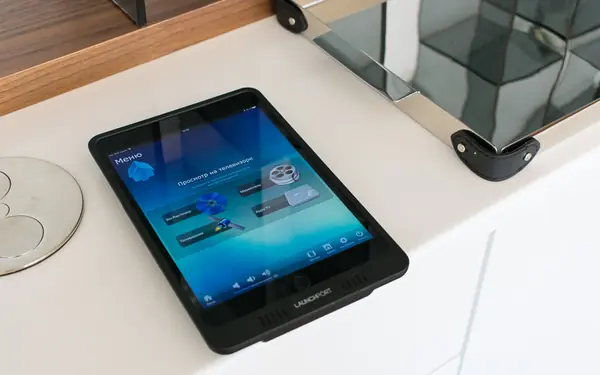 Домашний кинотеатр с проектором и экраном в квартире