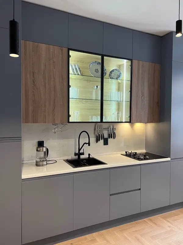 Прямая встроенная серая кухня со стеклянной витриной с подстветкой