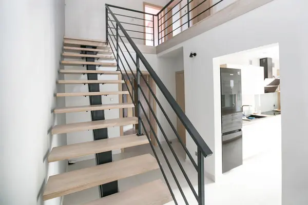 Металлическая лестница на монокосоуре