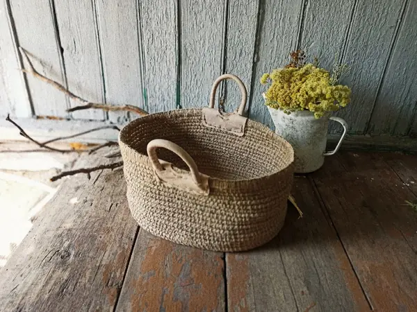 Корзина из джута с кожаными ручками
