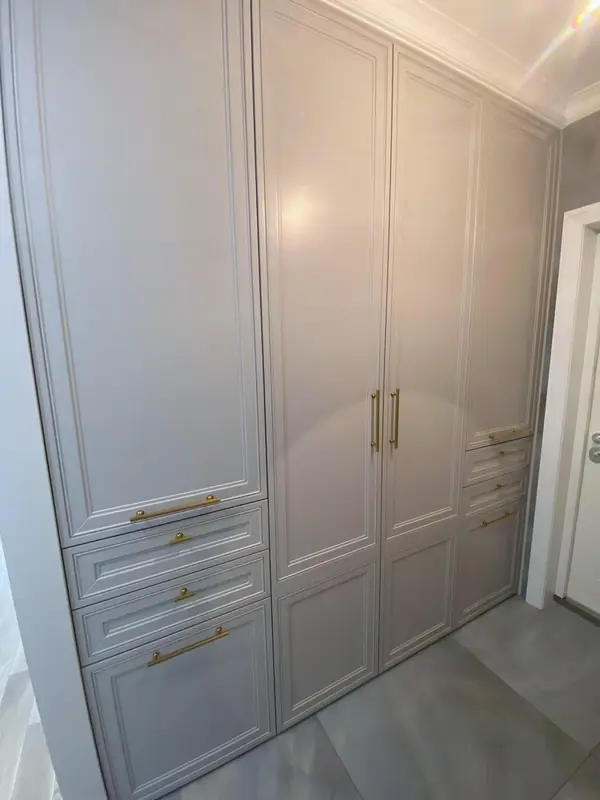 Шкаф в прихожей.