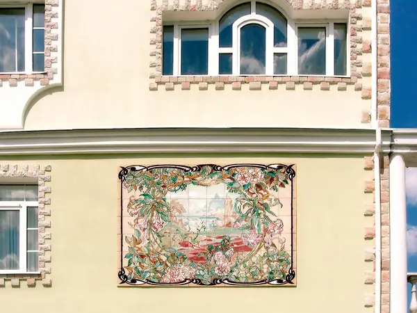 Керамические панно для украшения фасадов, интерьеров.