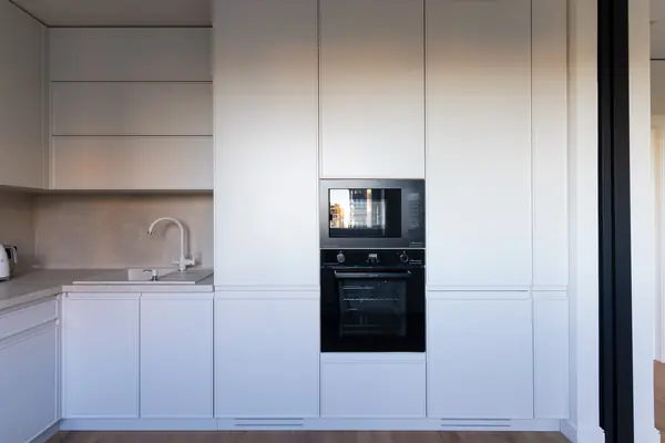 Монохромная кухня до потолка с интересными решениями