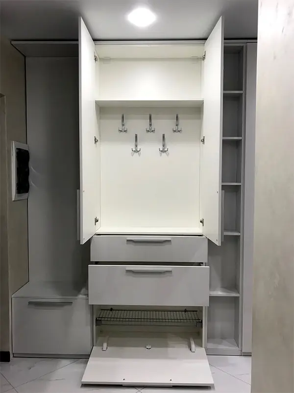 Глянцевый шкаф для прихожей