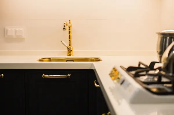 Черная кухня в стиле неоклассика