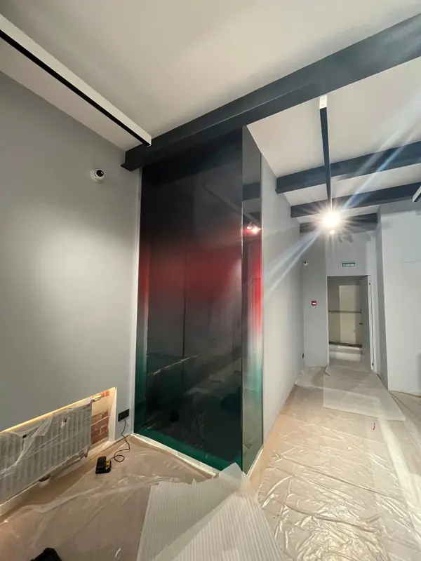 Стеклянное ограждение для технической шахты