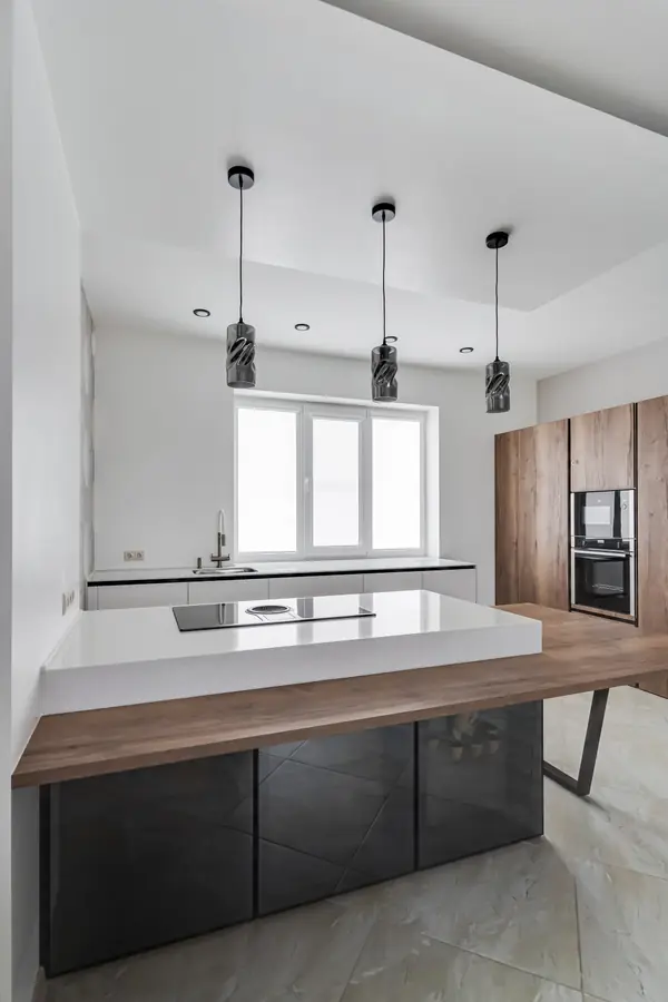 Кухня в современном стиле для загородного дома