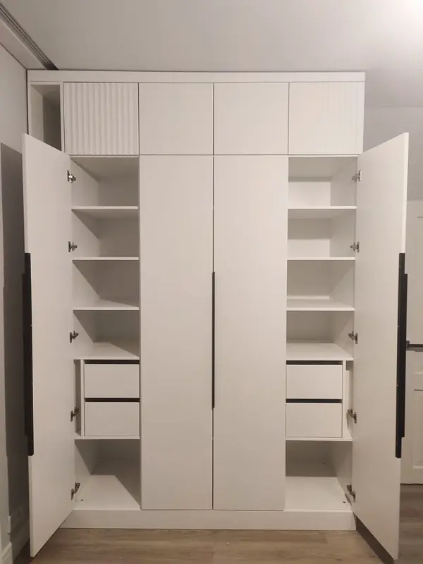 Распашные шкафы