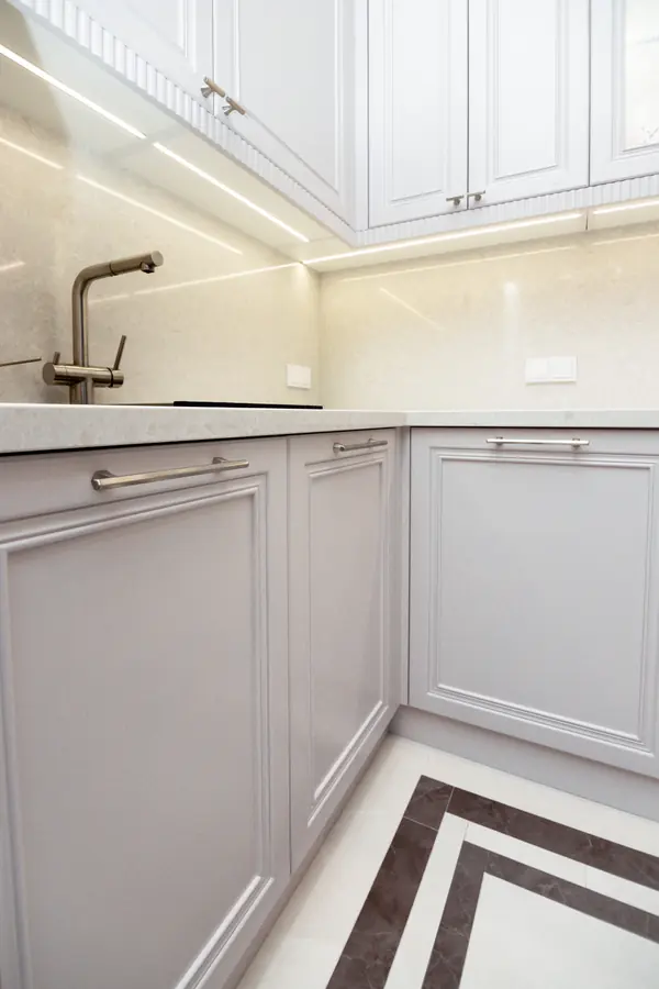 Нежно-серая кухня в неоклассическом стиле