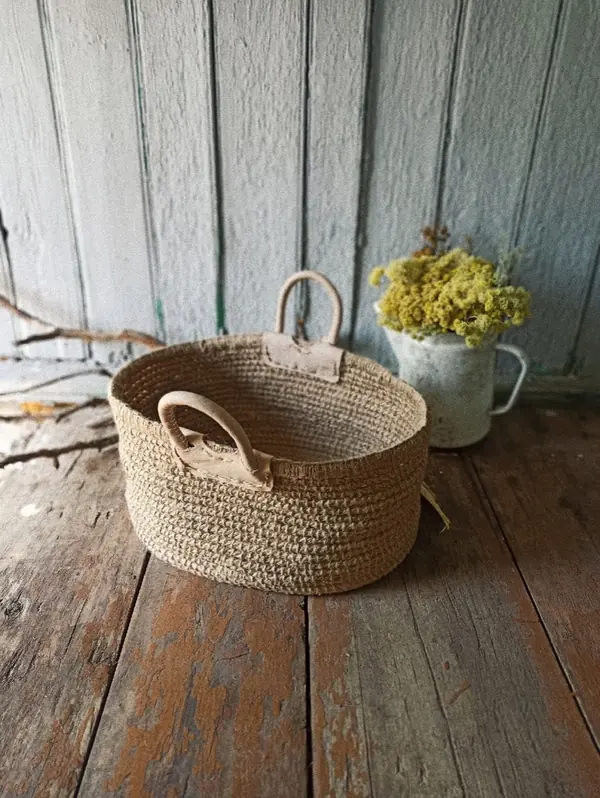 Корзина из джута с кожаными ручками