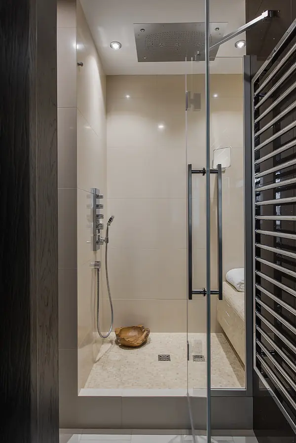 Современная квартира в Санкт-Петербурге с видом на озеро.