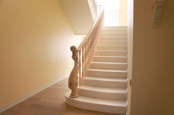 Лестница с прямыми маршами и поворотной площадкой