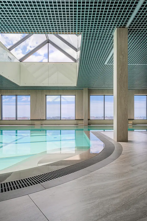 Плавательный бассейн на 17 этаже жилого здания