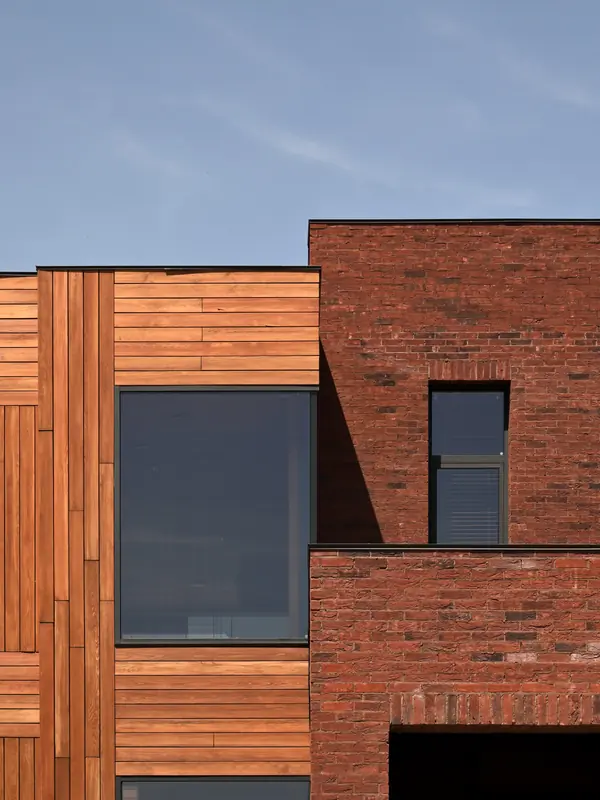 Большой двухэтажный дом