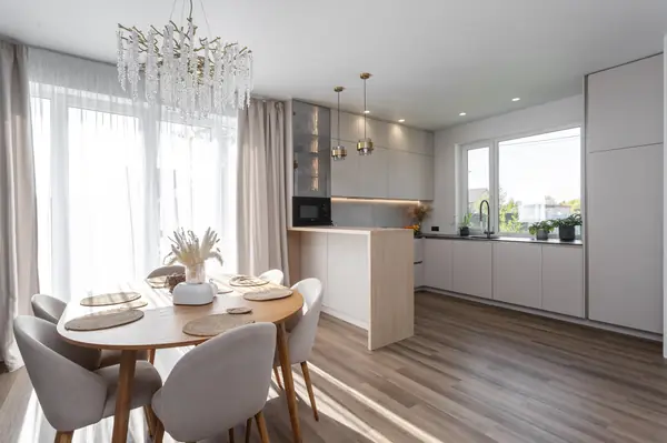 Современная кухня в частном доме