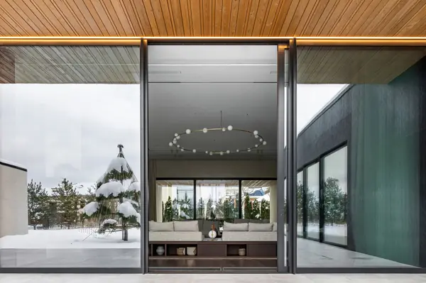 Двухэтажный загородный дом в современном стиле с глиняными акцентами