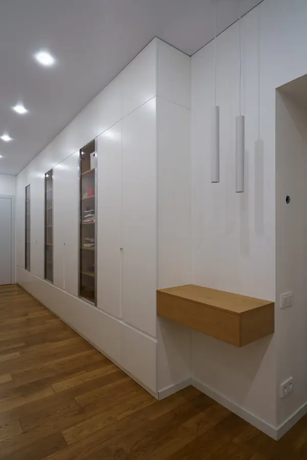 Длинный шкаф для длинного коридора