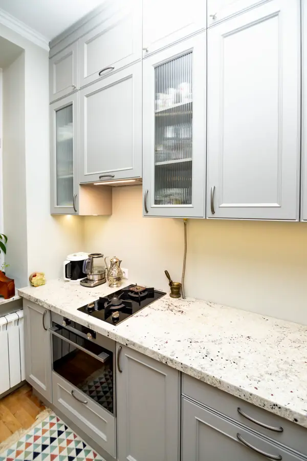 Светло-серая кухня в классическом стиле