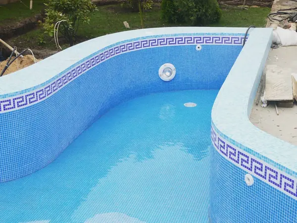 Гидроизоляция бассейна на стадии заливки