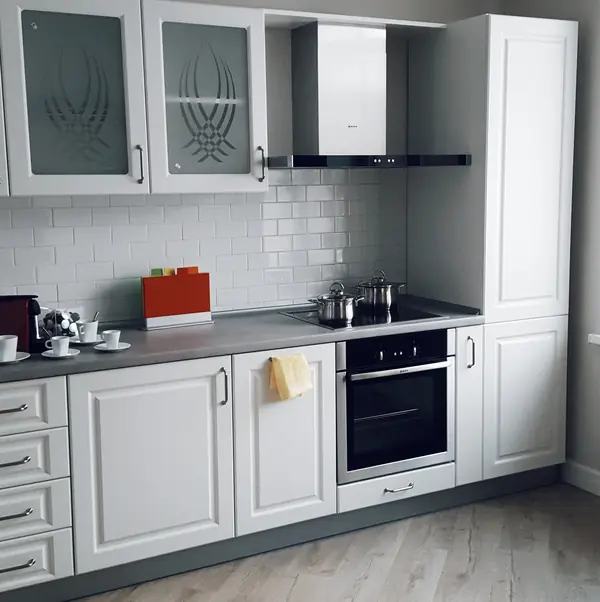 Белая классическая кухня