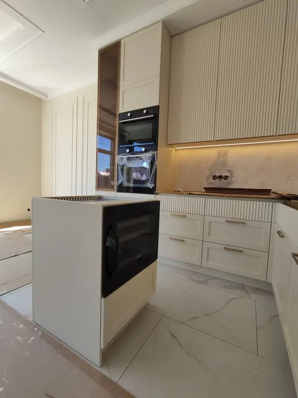 Кухонный гарнитур с фрезерованными фасадами в дом