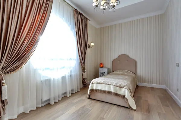 033 Квартира  в высотном доме с выходом на крышу.