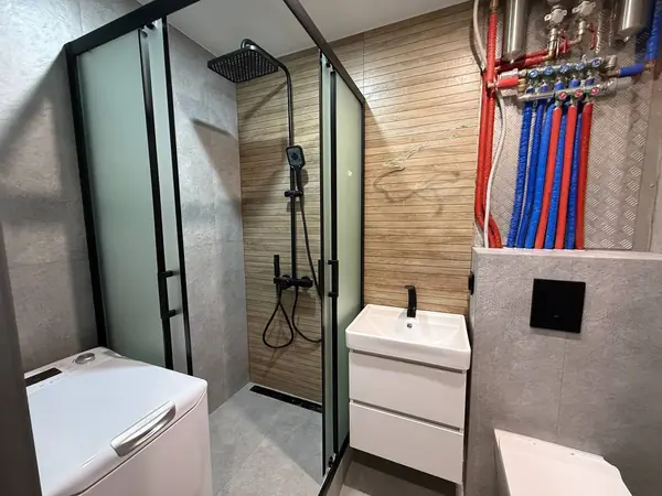 Метро Большевиков, Дом 1960 года постройки.