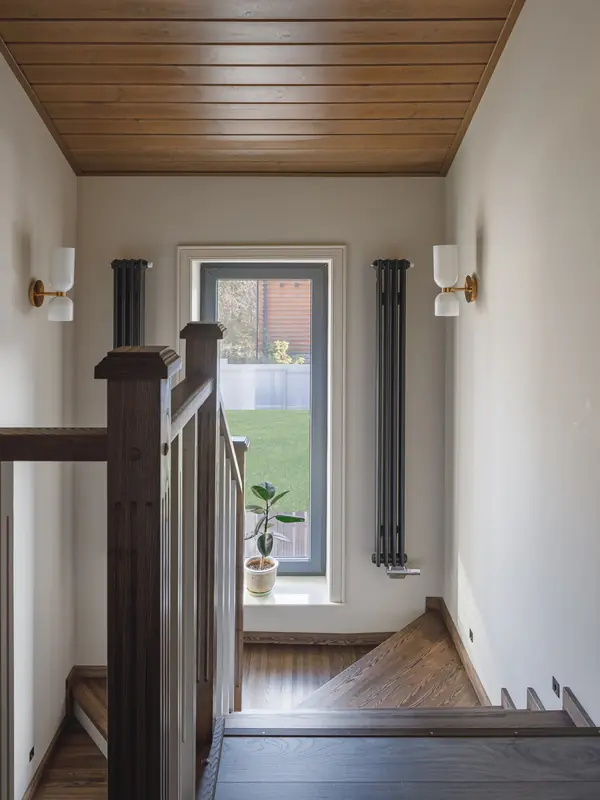 Кухня-гостиная с камином в коттедже Малая Царевщина