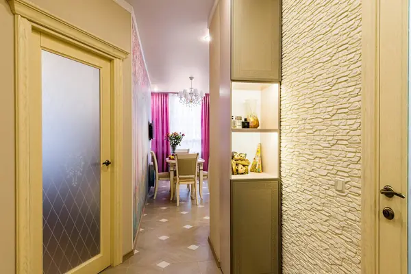 Интерьер маленького коридора,площадью 5 кв.м