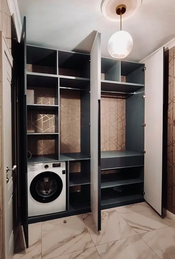 Шкаф в прихожей (встройка СМ).