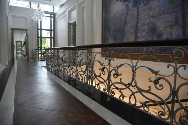 Центральная лестница в доме