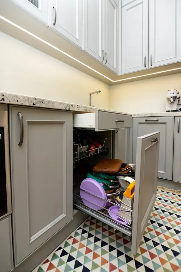 Светло-серая кухня в классическом стиле