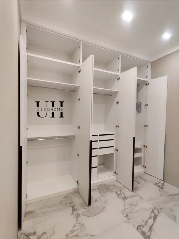 Большой встроенный шкаф в прихожей