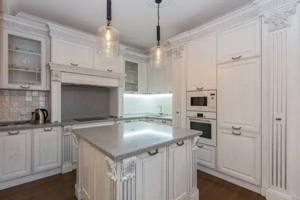 Кухня соединенная с гостиной зеркальным порталом. Реализованный проект